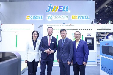 El Cónsul General de China en Düsseldorf y el Director General de la Exposición de Düsseldorf visitan el stand de JWELL